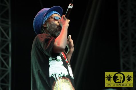 Macka B (UK) with The Royal Roots Band 13. Chiemsee Reggae Festival - Übersee - Main Stage 18. August 2007 (5).JPG